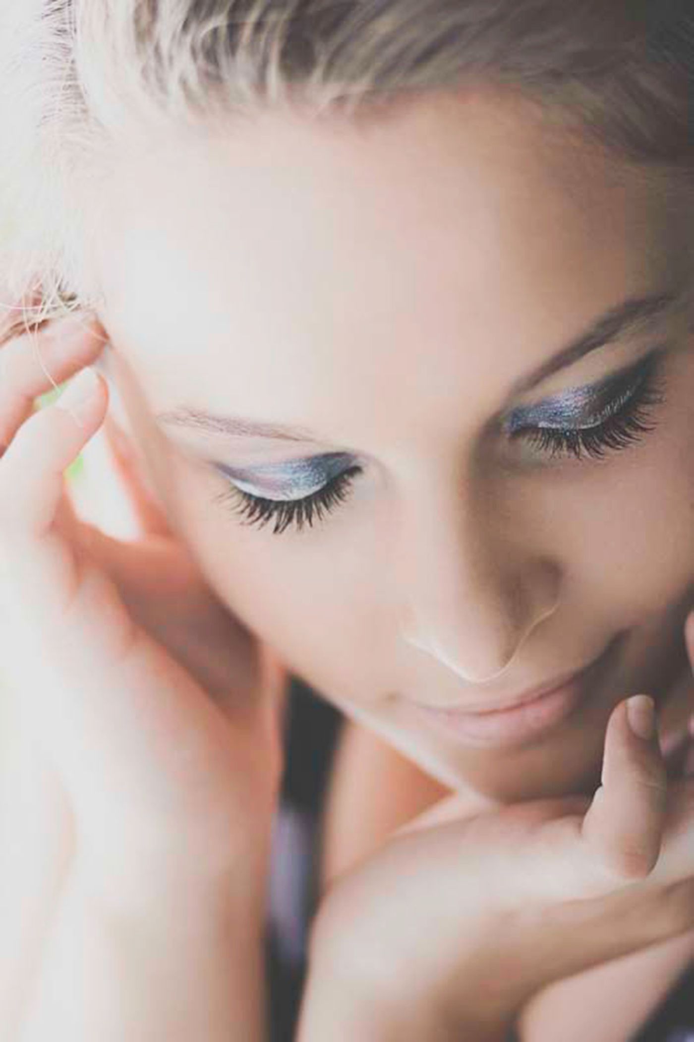 Paciente con piel saludable tras un tratamiento facial